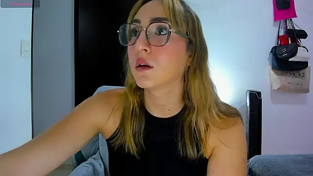 Snapshot of andrea_hills chatting on 07-10-26, 04:28 andrea hills online show from 07-10-26, 04:28