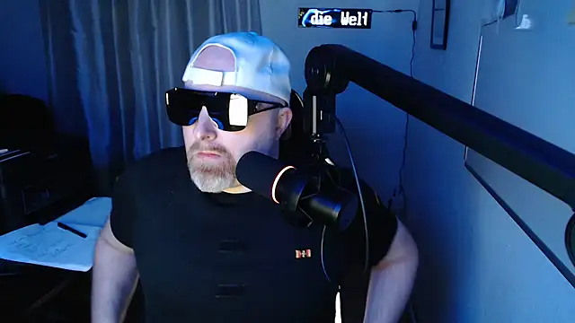 Snapshot of DerPornoPete chatting on 02-01-25, 10:34 DerPornoPete online show from 02-01-25, 10:34