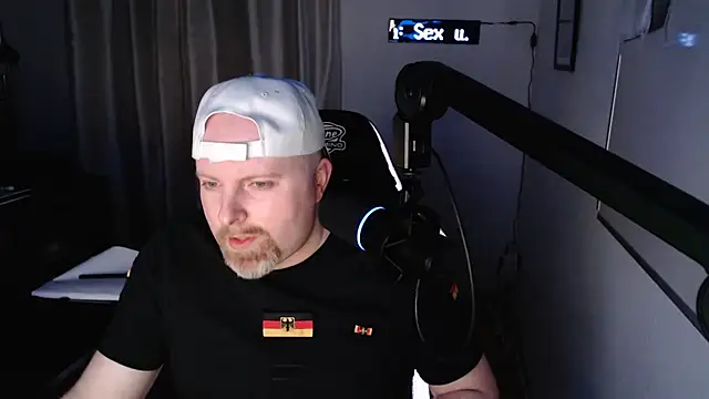 Snapshot of DerPornoPete chatting on 02-12-25, 11:41 DerPornoPete online show from 02-12-25, 11:41