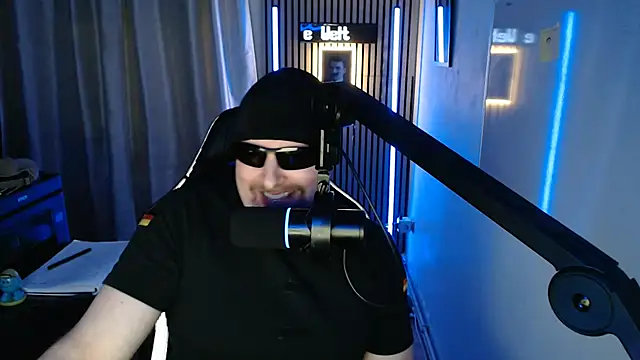 Snapshot of DerPornoPete chatting on 11-10-25, 08:30 DerPornoPete online show from 11-10-25, 08:30