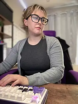 JennKenobi online show from 02-19-25, 02:55