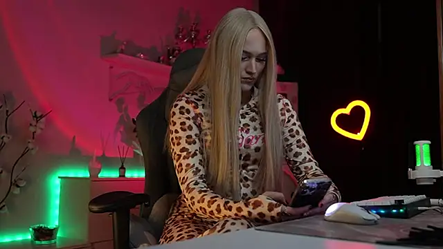 Snapshot of MrsTenderBeast chatting on 11-19-25, 03:01 MrsTenderBeast online show from 11-19-25, 03:01