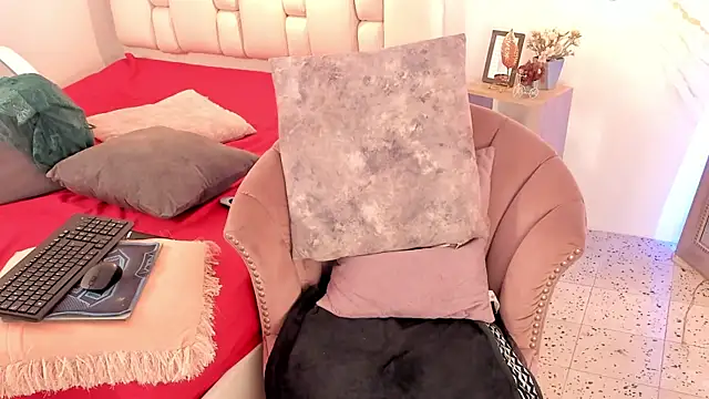 Snapshot of IsiisLovei chatting on 02-09-25, 05:11 IsiisLovei online show from 02-09-25, 05:11