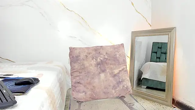 Snapshot of IsiisLovei chatting on 09-10-25, 02:39 IsiisLovei online show from 09-10-25, 02:39