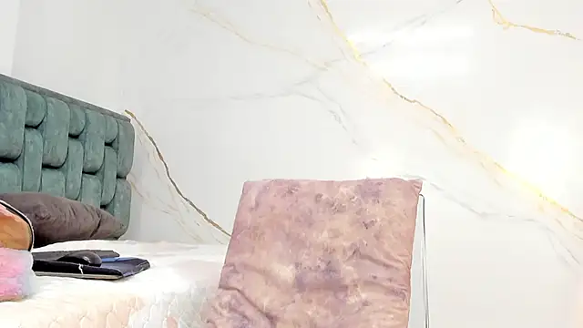 Snapshot of IsiisLovei chatting on 09-11-25, 02:17 IsiisLovei online show from 09-11-25, 02:17