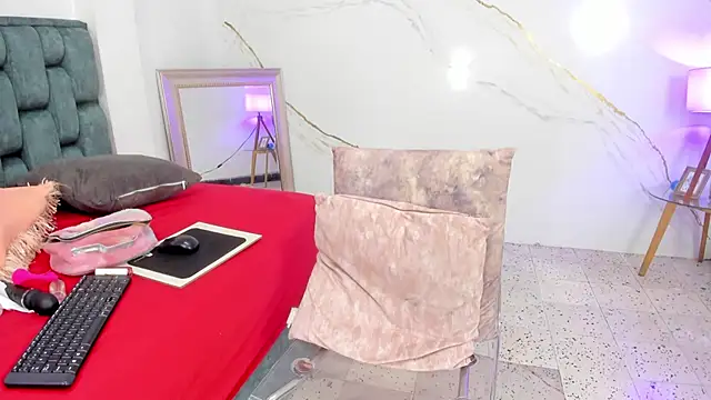 Snapshot of IsiisLovei chatting on 11-15-25, 02:13 IsiisLovei online show from 11-15-25, 02:13