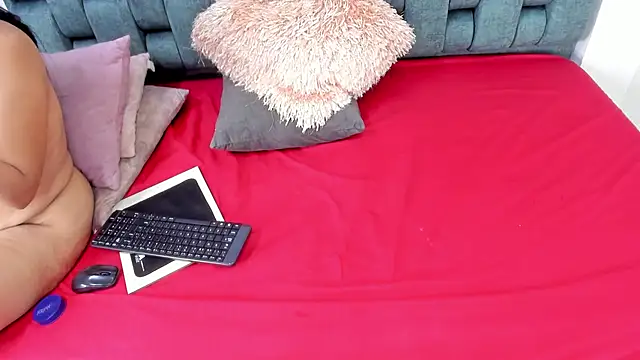 IsiisLovei online show from 12-20-25, 12:01