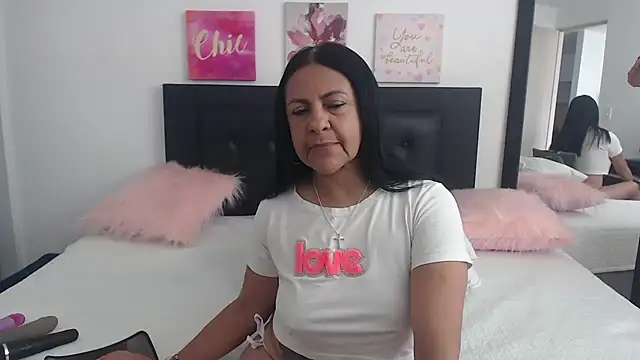 Snapshot of katiehotx chatting on 09-28-25, 01:49 katiehotx online show from 09-28-25, 01:49