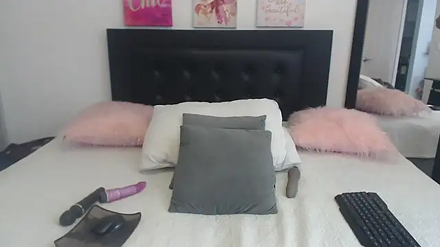 Snapshot of katiehotx chatting on 10-02-25, 01:40 katiehotx online show from 10-02-25, 01:40