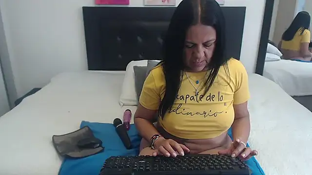 Snapshot of katiehotx chatting on 10-24-25, 02:24 katiehotx online show from 10-24-25, 02:24