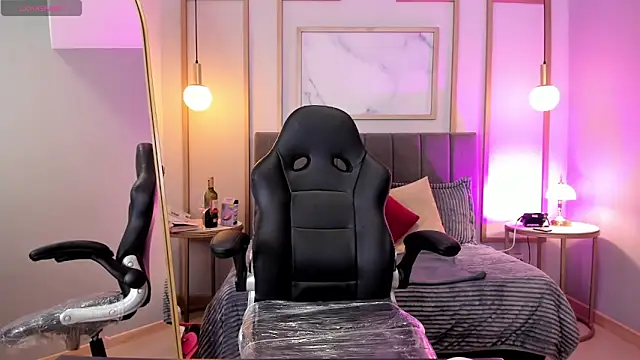 Holly madison  online show from 03-02-26, 01:40