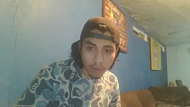 Snapshot of AlexAlejandro13 chatting on 09-28-25, 01:33 AlexAlejandro13 online show from 09-28-25, 01:33