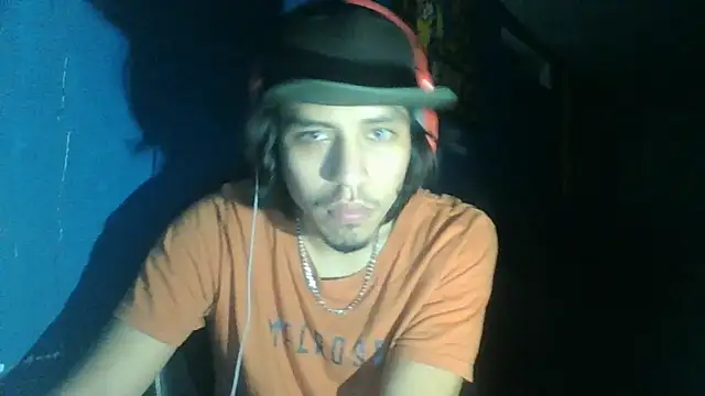 Snapshot of AlexAlejandro13 chatting on 10-10-25, 07:07 AlexAlejandro13 online show from 10-10-25, 07:07