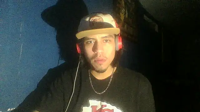 Snapshot of AlexAlejandro13 chatting on 10-14-25, 07:09 AlexAlejandro13 online show from 10-14-25, 07:09