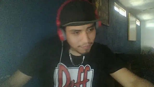 Snapshot of AlexAlejandro13 chatting on 10-21-25, 07:03 AlexAlejandro13 online show from 10-21-25, 07:03