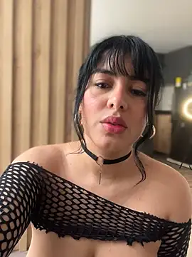 Snapshot of Roxxannne chatting on 12-13-24, 05:43 Roxxannne online show from 12-13-24, 05:43