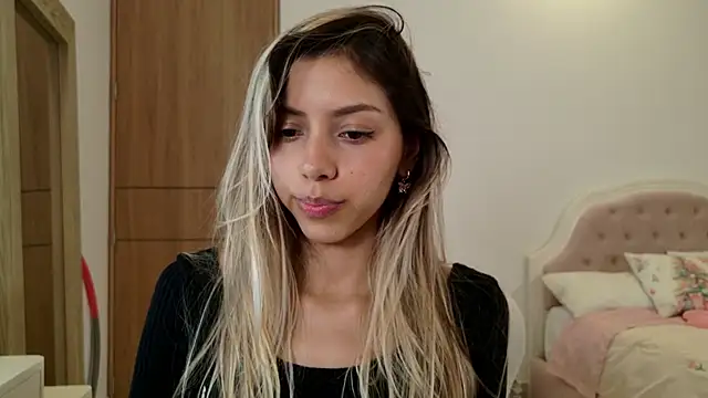 Snapshot of Sensualtease chatting on 12-13-24, 12:31 Sensualtease online show from 12-13-24, 12:31