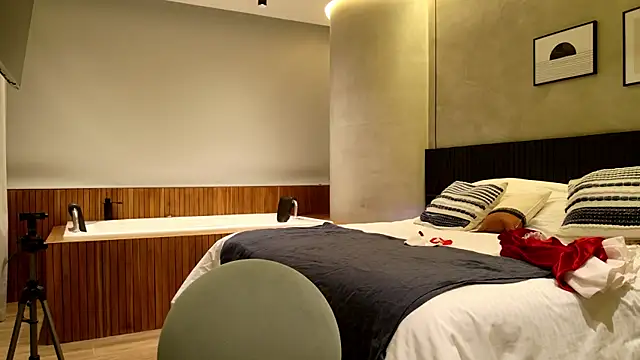 Snapshot of Sensualtease chatting on 12-24-24, 11:33 Sensualtease online show from 12-24-24, 11:33