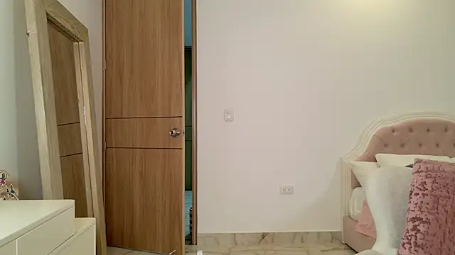 Snapshot of Sensualtease chatting on 01-06-25, 02:37 Sensualtease online show from 01-06-25, 02:37