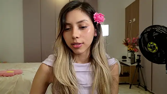 Snapshot of Sensualtease chatting on 01-06-25, 05:41 Sensualtease online show from 01-06-25, 05:41