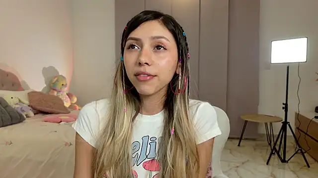 Snapshot of Sensualtease chatting on 01-07-25, 01:17 Sensualtease online show from 01-07-25, 01:17