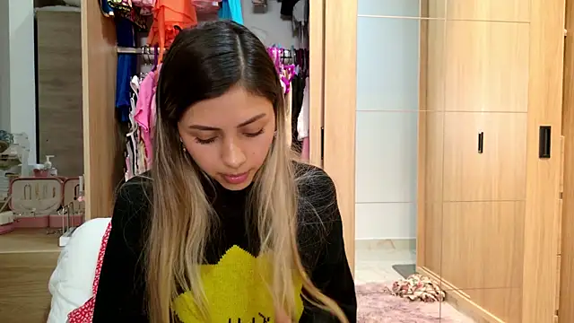 Snapshot of Sensualtease chatting on 01-19-25, 01:10 Sensualtease online show from 01-19-25, 01:10