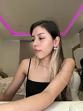 Snapshot of Sensualtease chatting on 01-29-25, 07:00 Sensualtease online show from 01-29-25, 07:00