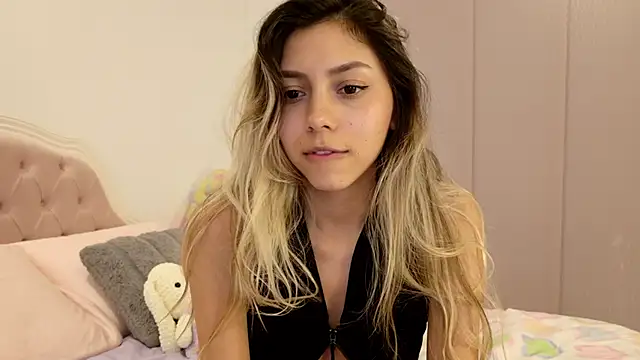 Snapshot of Sensualtease chatting on 02-14-25, 04:58 Sensualtease online show from 02-14-25, 04:58