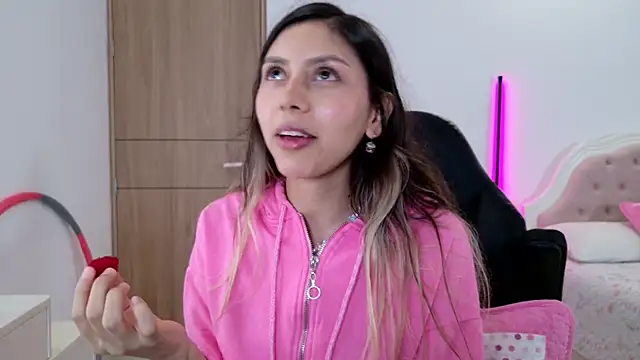 Snapshot of Sensualtease chatting on 09-08-25, 08:52 Sensualtease online show from 09-08-25, 08:52