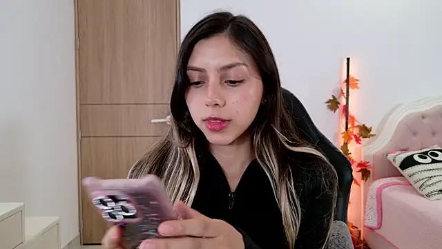 Snapshot of Sensualtease chatting on 10-01-25, 01:00 Sensualtease online show from 10-01-25, 01:00