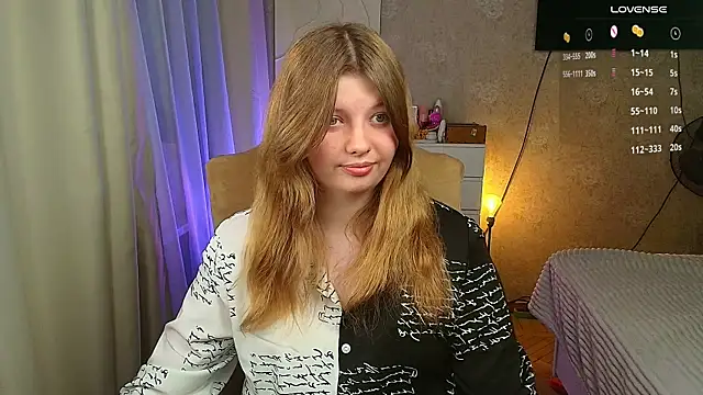 Snapshot of Vivian_cutie chatting on 10-17-25, 03:47 Vivian cutie online show from 10-17-25, 03:47