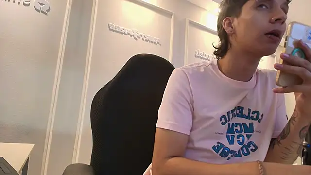 Snapshot of JacoboSwam chatting on 06-19-26, 01:21 JacoboSwam online show from 06-19-26, 01:21