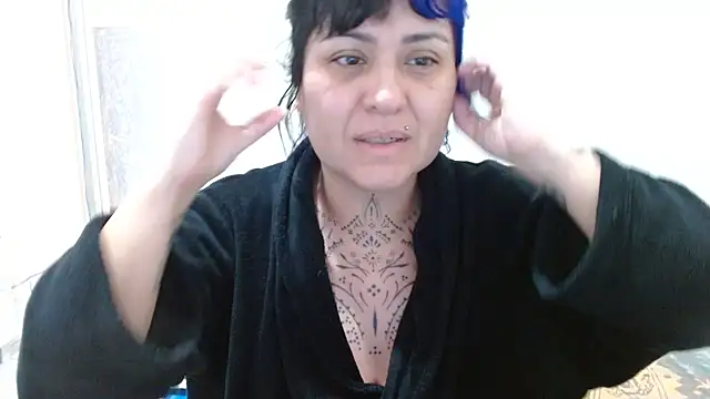 Snapshot of vaholiver chatting on 05-31-26, 02:35 vaholiver online show from 05-31-26, 02:35