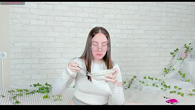 LinaKenny online show from 11-10-25, 06:40