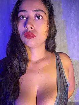 Snapshot of Valentinne_z chatting on 03-01-26, 10:50 Valentinne z online show from 03-01-26, 10:50