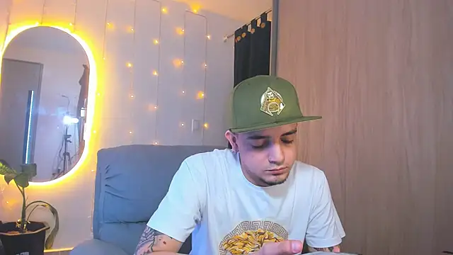 Snapshot of alejandro_calderon1 chatting on 12-28-24, 05:44 alejandro calderon1 online show from 12-28-24, 05:44