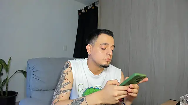 Snapshot of alejandro_calderon1 chatting on 03-06-25, 04:52 alejandro calderon1 online show from 03-06-25, 04:52