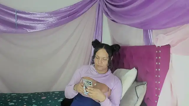 Snapshot of sirenadirtysexxx chatting on 10-28-25, 03:43 sirenadirtysexxx online show from 10-28-25, 03:43