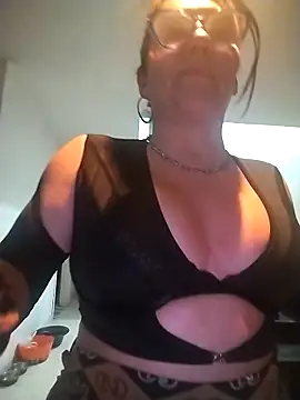 Snapshot of Myrnasexxx chatting on 12-21-25, 11:45 Myrnasexxx online show from 12-21-25, 11:45