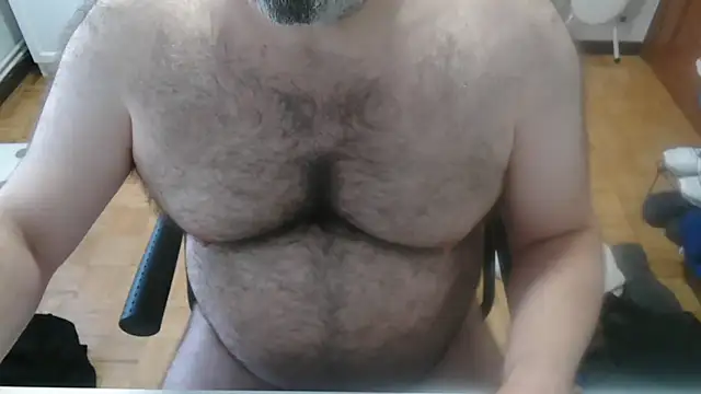 Snapshot of mikeyhotbear chatting on 07-13-26, 05:43 mikeyhotbear online show from 07-13-26, 05:43