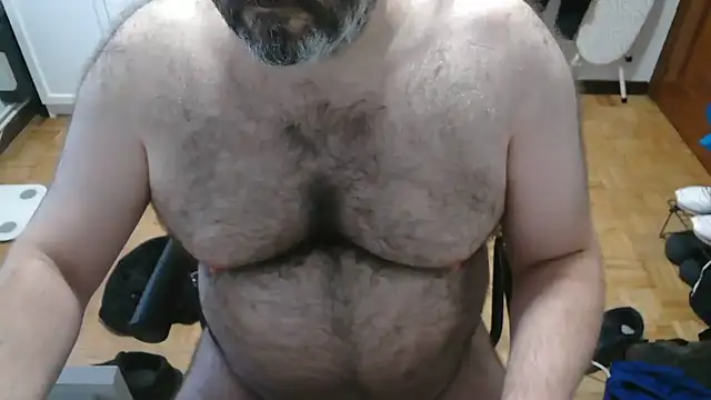 Snapshot of mikeyhotbear chatting on 07-16-26, 05:35 mikeyhotbear online show from 07-16-26, 05:35
