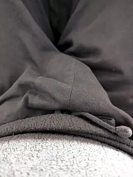 Snapshot of Elixire1 chatting on 11-18-25, 05:28 Elixire1 online show from 11-18-25, 05:28