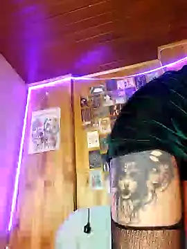 Snapshot of _Laary chatting on 01-14-25, 10:44 Laary online show from 01-14-25, 10:44