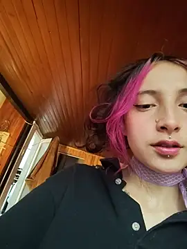 Snapshot of _Laary chatting on 11-18-25, 08:46 Laary online show from 11-18-25, 08:46