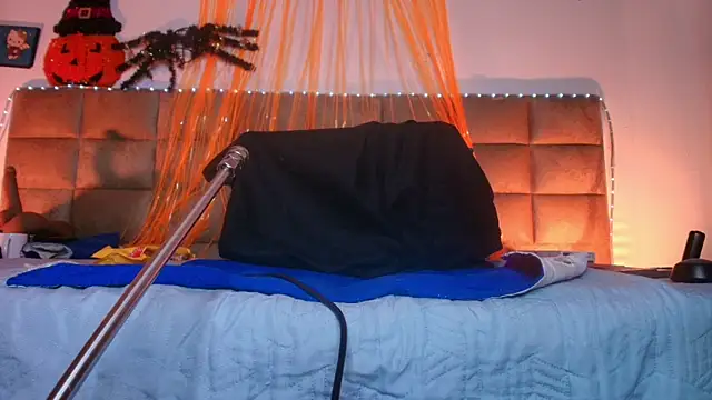 Snapshot of britanyy_ chatting on 10-15-25, 03:06 britanyy online show from 10-15-25, 03:06