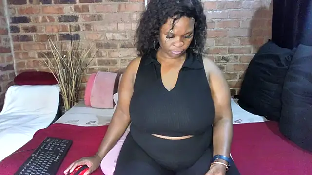 Snapshot of DIRTIENASTY chatting on 10-28-25, 05:33 DIRTIENASTY online show from 10-28-25, 05:33