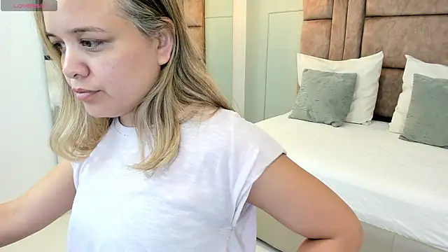 Snapshot of princesaparis chatting on 02-05-25, 11:44 princesaparis online show from 02-05-25, 11:44