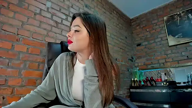 Snapshot of MistressMilana chatting on 06-01-26, 05:14 MistressMilana online show from 06-01-26, 05:14