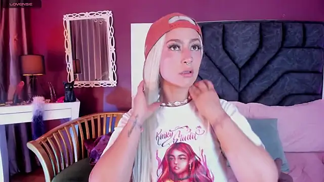 Mia-Bloom online show from 01-17-25, 03:12