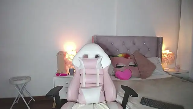 Snapshot of destinysweet21 chatting on 12-19-24, 09:40 destinysweet21 online show from 12-19-24, 09:40